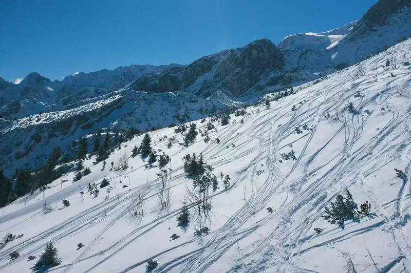snowy-mountains-skiing